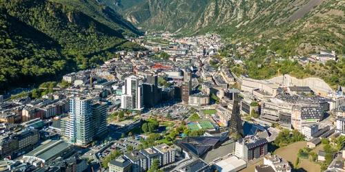 Vedere aeriană a Andorrei la Vella, capitala Andorrei, în munții Pirinei, între Franța și Spania FOTO Shutterstock