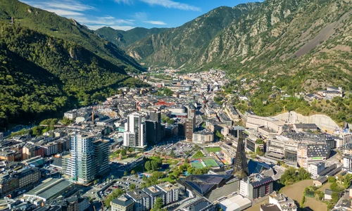 Vedere aeriană a Andorrei la Vella, capitala Andorrei, în munții Pirinei, între Franța și Spania FOTO Shutterstock