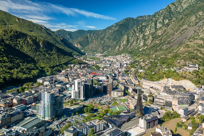 Vedere aeriană a Andorrei la Vella, capitala Andorrei, între Franța și Spania FOTo Shutterstock