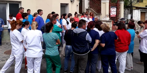 Infirmierii au ieşit în curtea spitalului