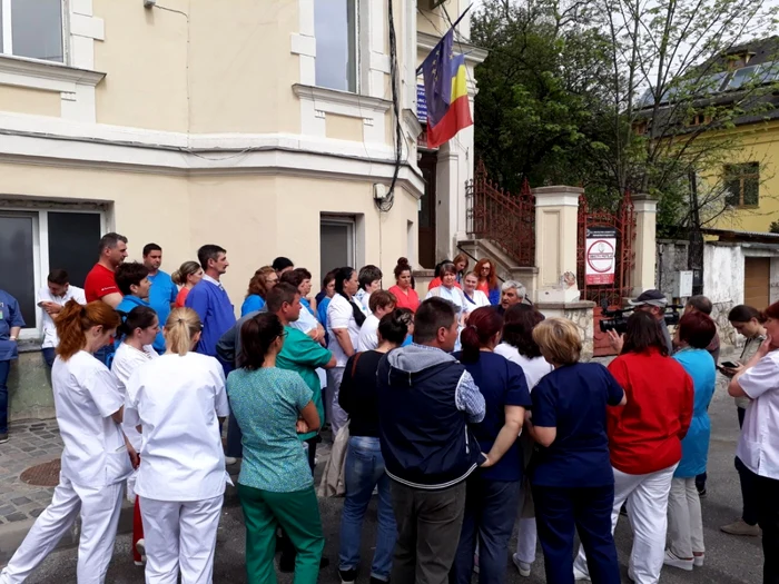 Infirmierii au ieşit în curtea Spitalului de Psihiatrie.