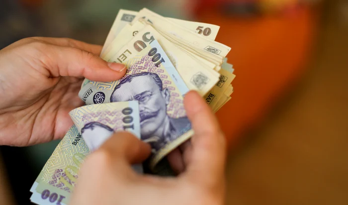 Carduri alimentate cu 200 de lei pentru pensionarii români / foto: Shutterstock