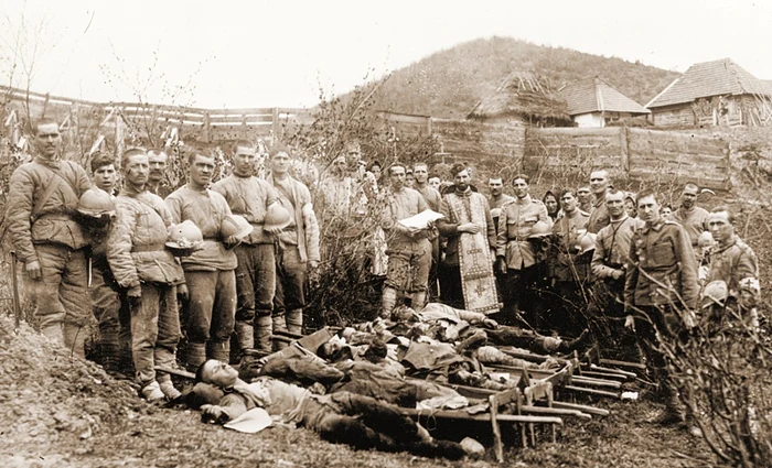 Slujbă de înmormântare a militarilor ucişi de partizanii maghiari, în 1919 FOTO presamil.ro