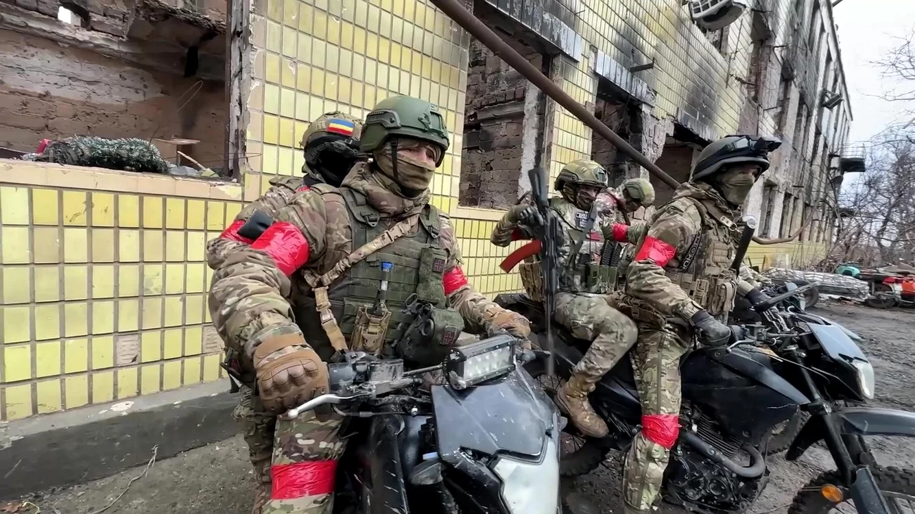 Soldații ruși folosesc și motociclete pentru a se deplasa/ FOTO:X