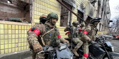 Soldați ruși pe motociclete au început să apară pe câmpul de luptă FOTO Profimedia jpg