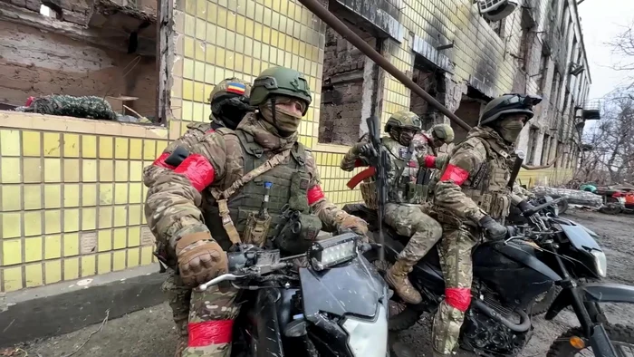 Tactici disperate ale soldaților ruși pe câmpul de luptă. Cum au ajuns să înlocuiască tancurile cu motocicletele