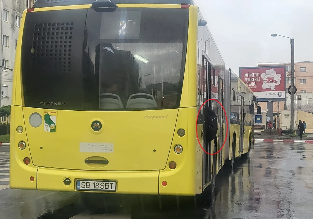 Rucsacul unui adolescent prins între ușile unui autobuz din Sibiu Foto Turnul Sfatului