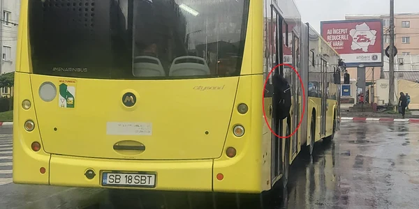 Rucsacul unui adolescent prins între ușile unui autobuz din Sibiu Foto Turnul Sfatului