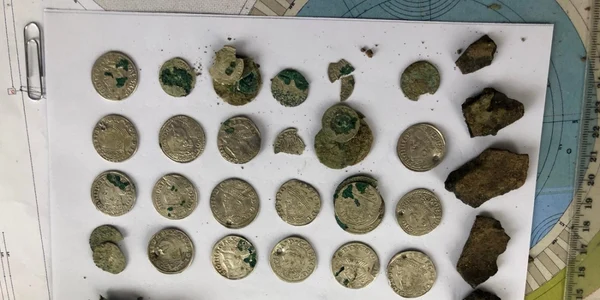 Tezaur monetar descoperit de doi căutători de comori cu detectoare de metal la Vlădeşti - Vâlcea - monede din argint de cinci secole Foto Adevărul - credit Adrian Cosac