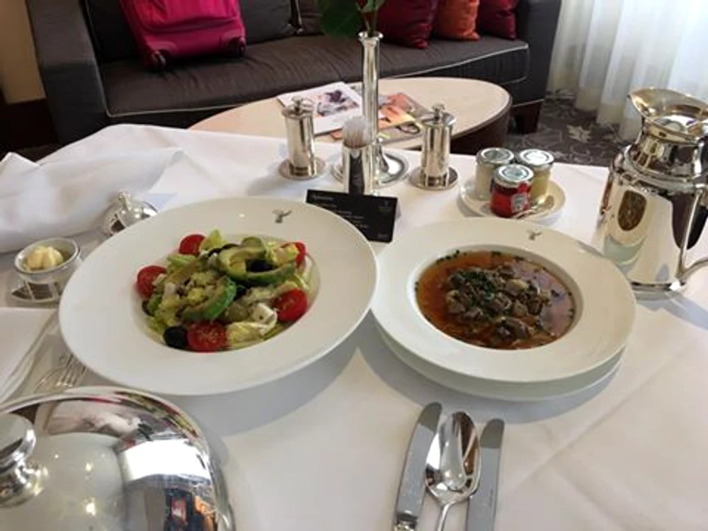 Brigitte s-a fotografiat la restaurant, la masa de prânz
