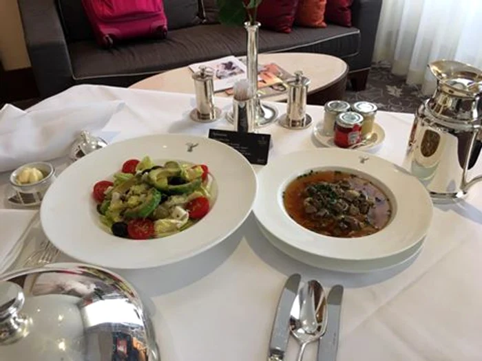 Brigitte s-a fotografiat la restaurant, la masa de prânz