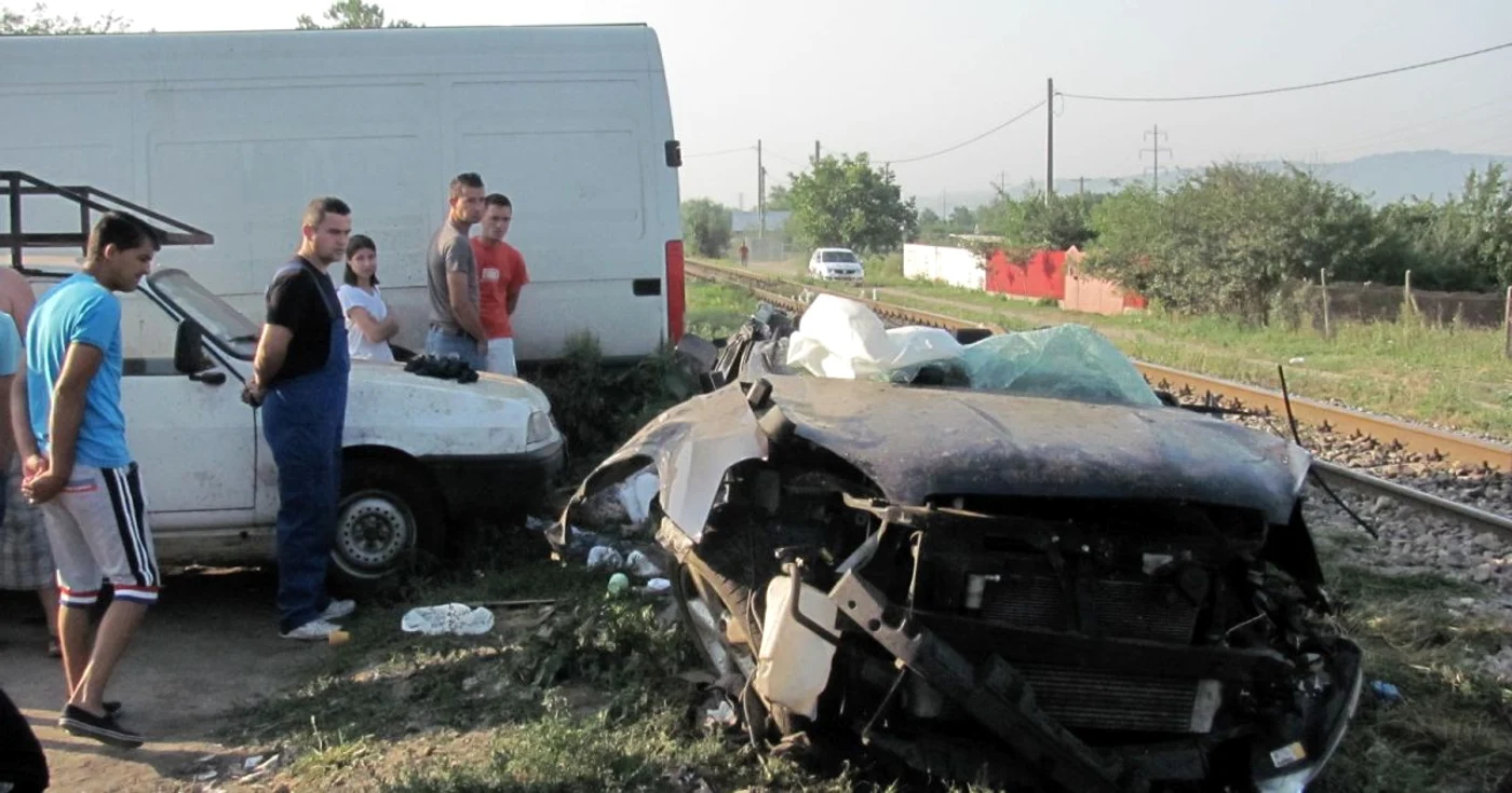 Nissan-ul cu care cei trei moldoveni veneau din Italia spre Chişinău s-a făcut zob sub roţile trenului Iaşi - Bucureşti Nord