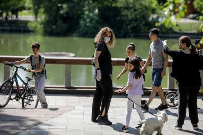 Parcuri redeschise in sectorul 2 din Bucuresti - oamenii se plimba duminica 10 mai 2020 Inquam Photos / George Calin