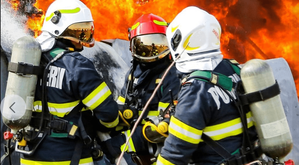Persoană imobilizată, scoasă dintr-un incendiu izbucnit în Drobeta Turnu-Severin