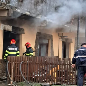 Intervenție la un hotel din stațiunea balneară Călimănești Căciulata în Vâlcea afectat de un incendiu Foto ISU Vâlcea jpeg