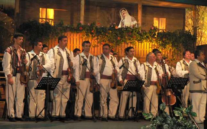 Doina Gorjului va oferi un spectacol la Poarta Sărutului