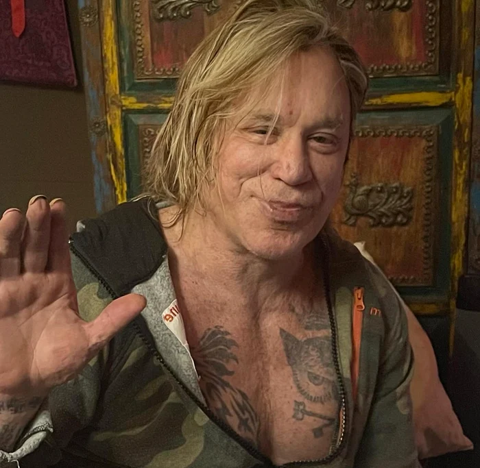 
    Mickey Rourke, de 68 de ani, și-a salutat fanii, dar lumea l-a întrebat de când nu a mai folosit unghiera...foto: Instagram  