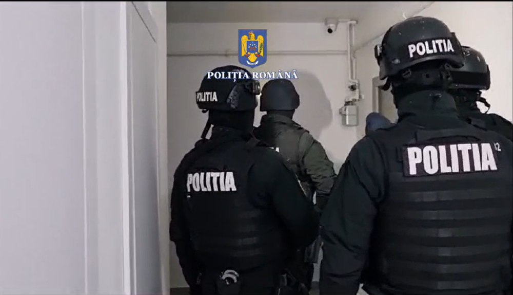UPDATE: Percheziții la apropiați ai clanului Cămătarilor din București, după ce un bărbat a fost snopit în bătaie, în plină stradă. Acesta a fost arestat