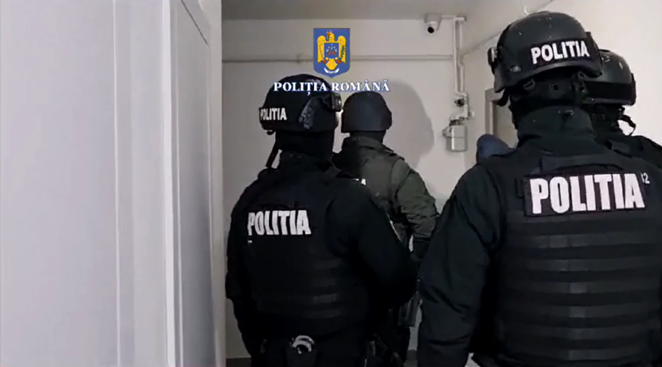 Procurorii DIICOT au dispus reținerea celor două persoane pentru 24 de ore FOTO: Poliția Română