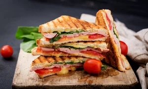 Sendvis cu sunca  Sursa foto shutterstock 683845924 jpg