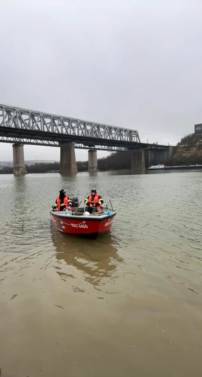 Pompierii caută de trei zile trupul bărbatului dat dispărut într-un lac FOTO ISU Ialomiţa