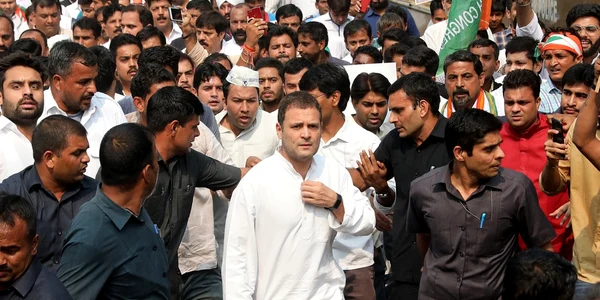 Rahul Gandhi in mijlocul unor manifestanti FOTO EPA-EFE
