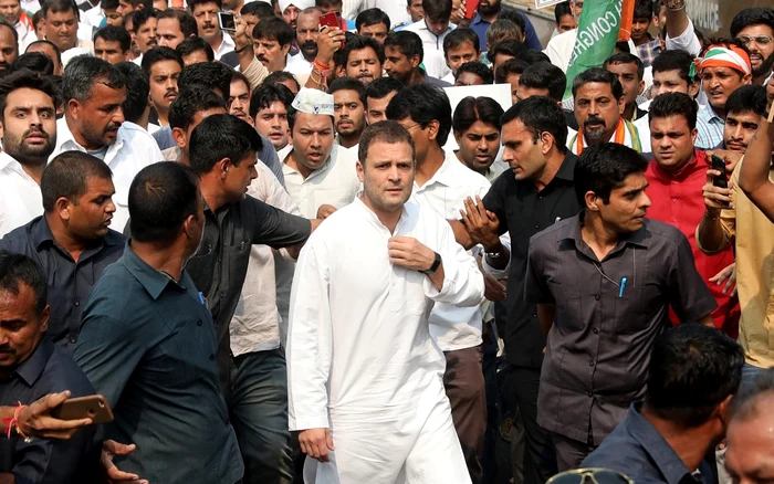 Rahul Gandhi in mijlocul unor manifestanti FOTO EPA-EFE