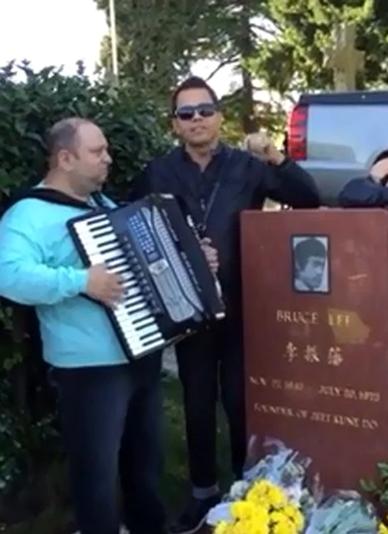 Jean de la Craiova a cântat la mormântul lui Bruce LeeCaptură Youtube