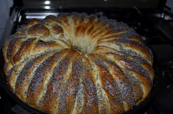 Cozonac cu mac şi gem de caise