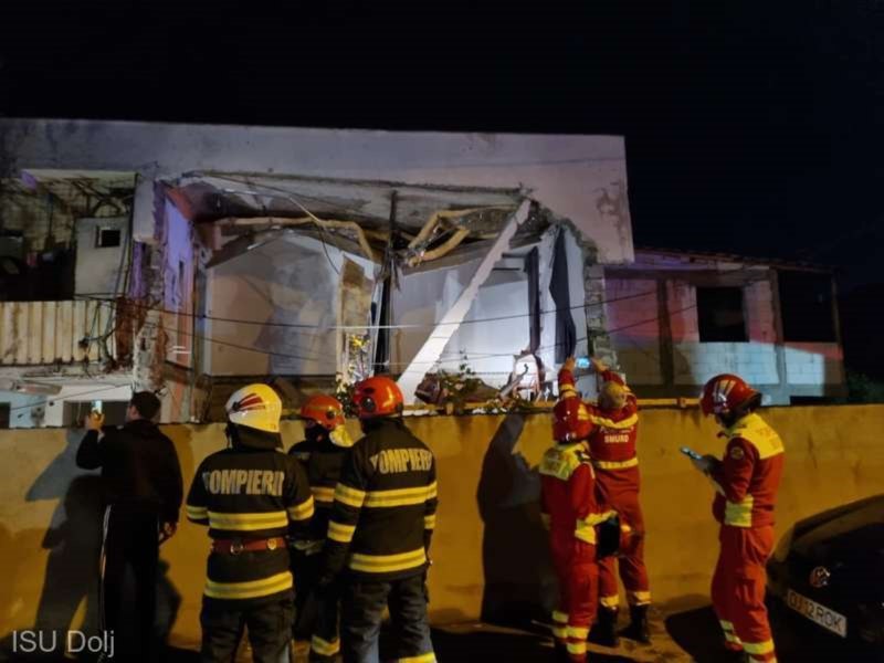 S-au reluat căutările la blocul din Craiova unde, în urma unei explozii, s-a prăbuşit o parte dintr-un etaj