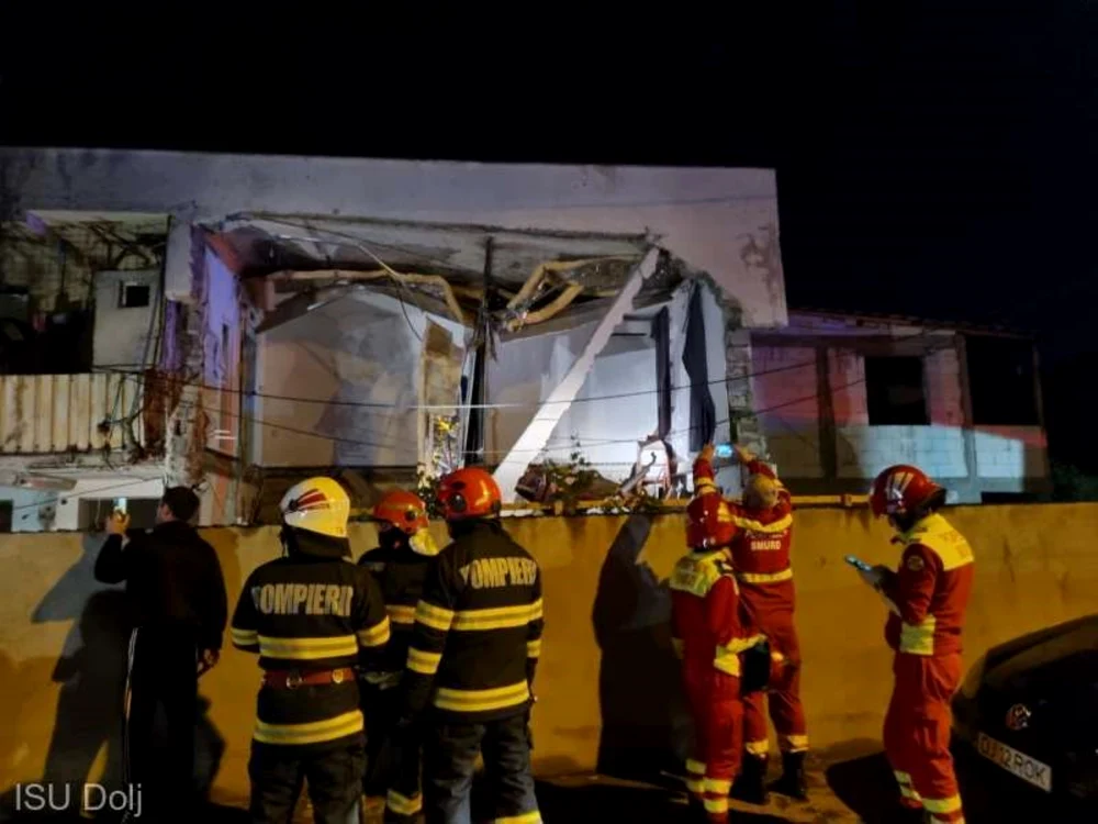 În urma exploziei, s-a prăbuşit o parte din tavan, foto ISU Dolj