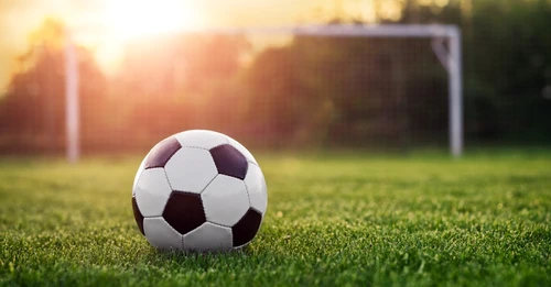minge de fotbal apus foto shutterstock