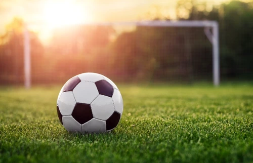 minge de fotbal apus foto shutterstock