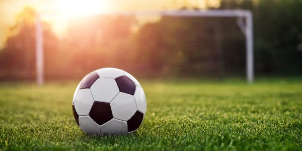 minge de fotbal apus foto shutterstock