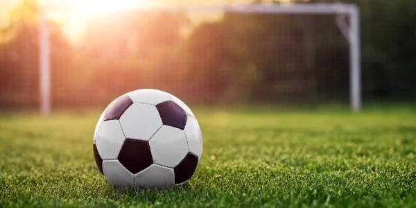 minge de fotbal apus foto shutterstock