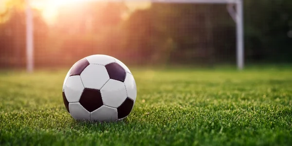 minge de fotbal apus foto shutterstock