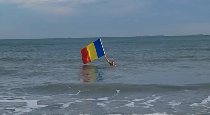 Baie în mare cu tricolorul Romăniei sursa foto Antonia Ispas 