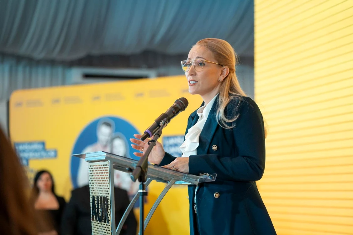Deputata AUR Ramona Bruynseels susține un discurs 