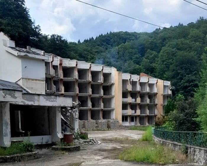 Hotelul din Tismana a ajuns o ruină Foto A.I.