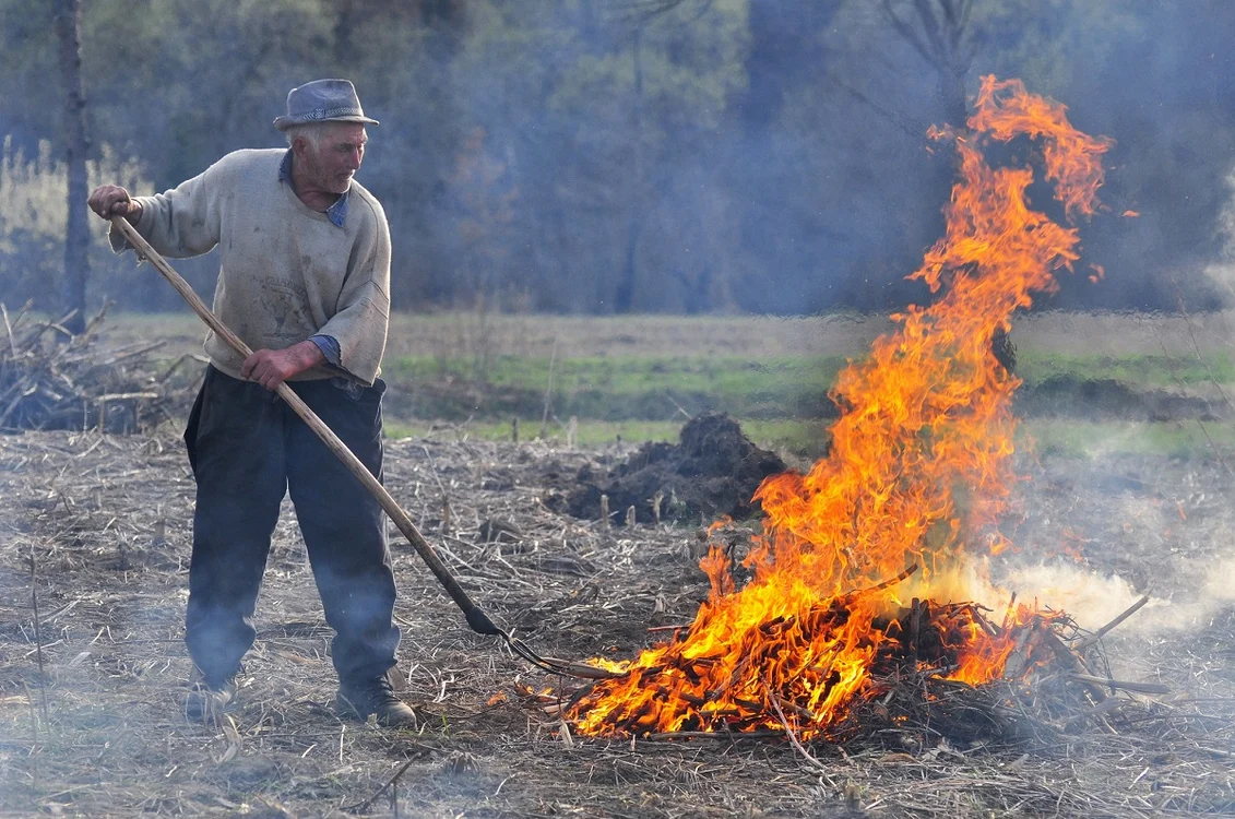 Primăvara se aprind focuri în grădini    FOTO Gheorghe Petrila 