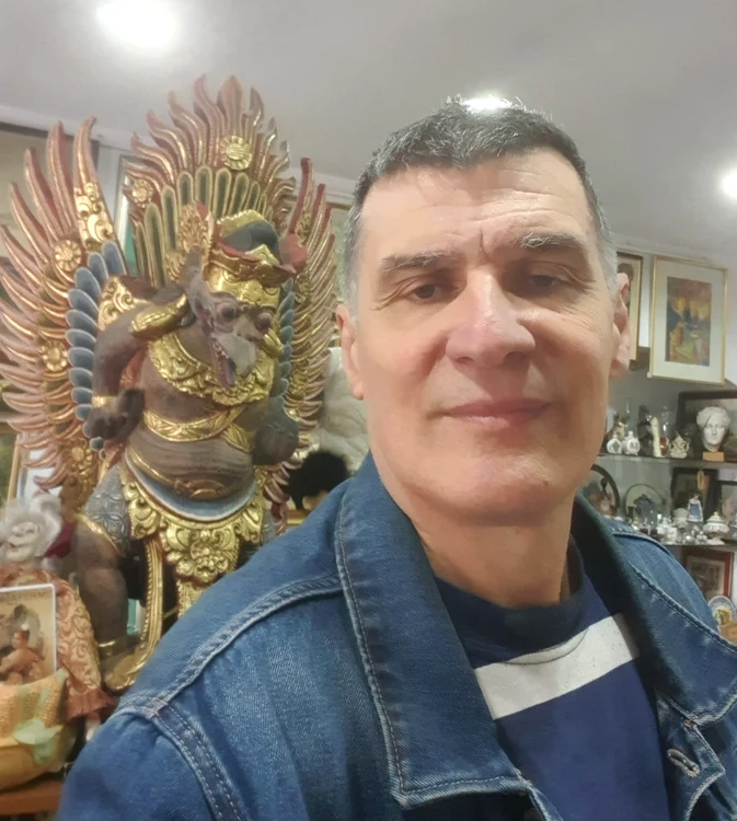 Alin Samochiș în magazinul său de antichități din Cluj-Napoca. FOTO: Arhivă personală