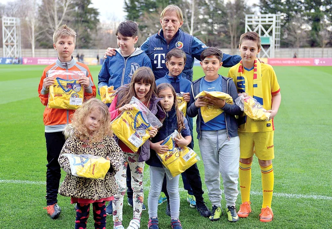 
    Selecţionerul  s-a fotografiat  cu cei miciFoto: sportpictures.eu  