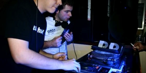DJ Addo va mixa în Avi-Cola