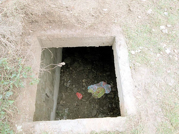 
    Tragedie fără margini într-o şcoală din Vâlcea. Un elev de 14 ani şi-a găsit sfârşitul după ce a căzut în fosa septicăFoto: adevarul.ro  