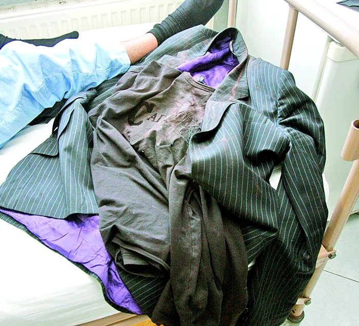 Hainele lui sunt pline de sânge