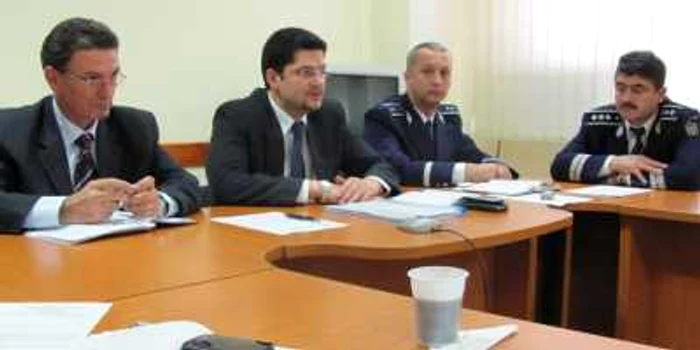 Cms şef Tudorel Tudose , cms Valentin Condruz, inspectorul Jenel Şogor şi cms şef Dumitru Budeş prezintă planul de bătaie