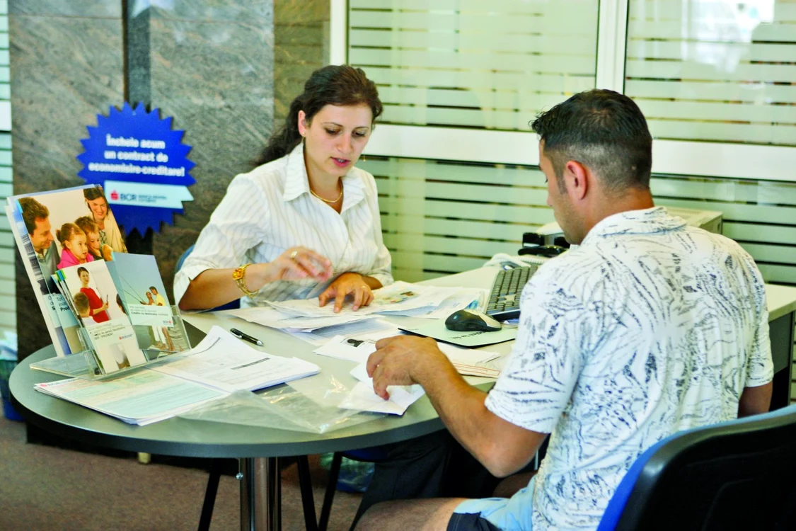 În momentul constituirii unui depozit, clienţii sunt informaţi de funcţionarii băncii care este instituţia care le garantează economiile  FOTO ADEVĂRUL