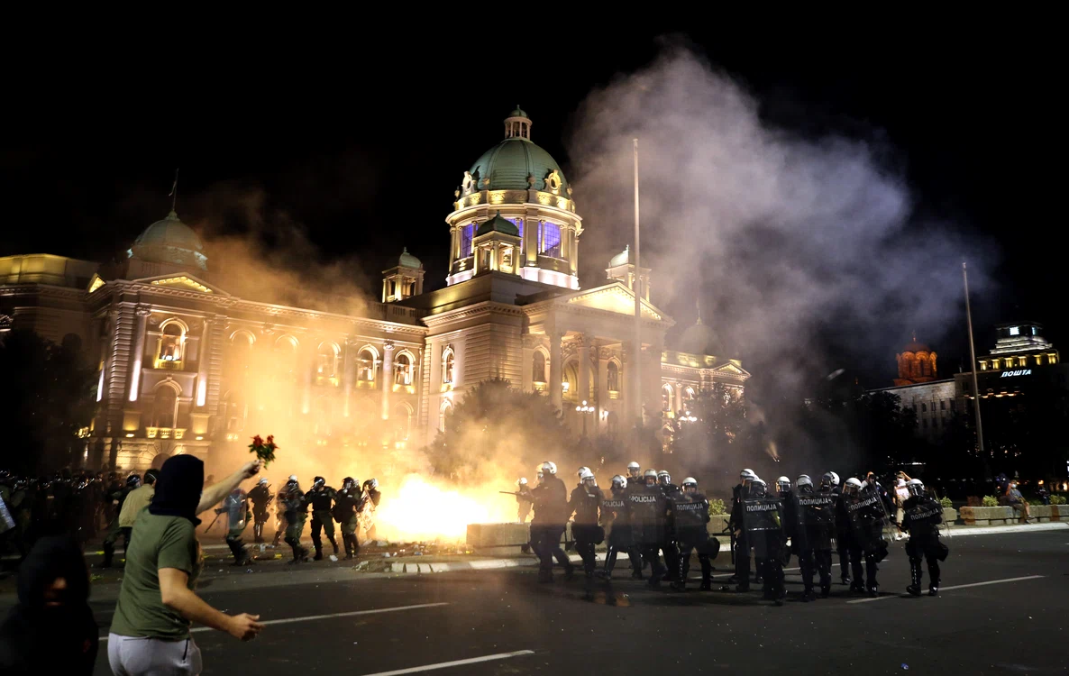 Câțiva protestatari au încercat să pătrundă în Parlament 