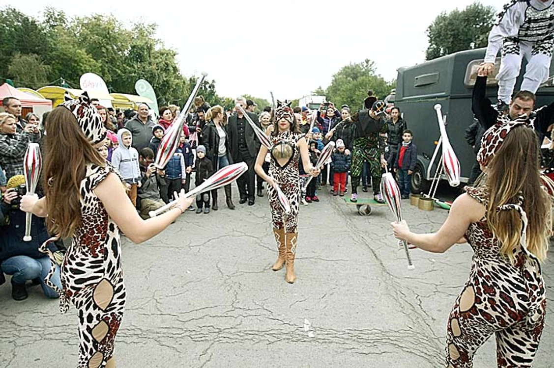 Frumoasele fete care făceau jonglerii au atras atenţia domnilor
