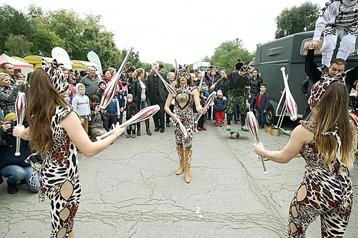 Frumoasele fete care făceau  jonglerii au atras atenţia domnilor